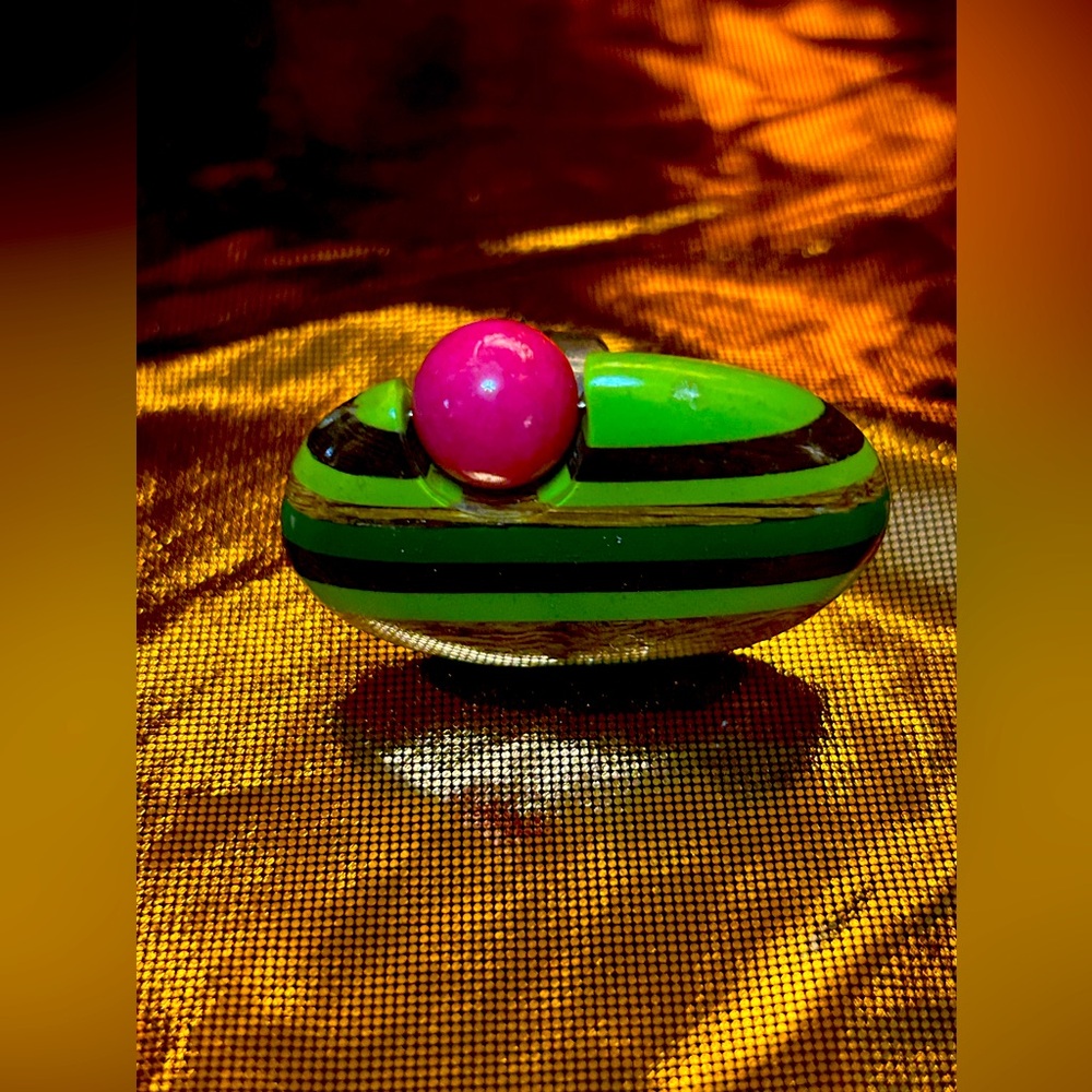 Oval shape green with pink circular, moving piece nature ring